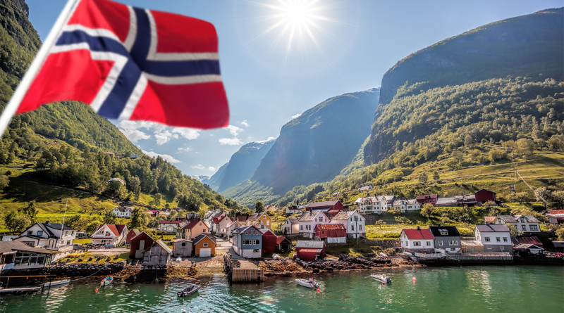 Norwegian flag by coastal town to support European energy article