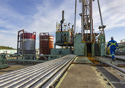 Drilling rig with pipes